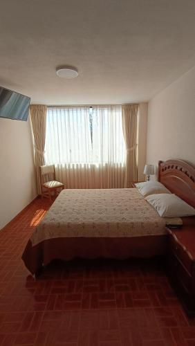 Un pat sau paturi într-o cameră la Apartamentos Sercan