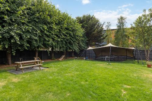 a yard with a tent and a picnic table at The Vicarage Tooting, SW17 in London