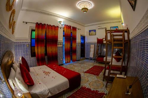Ένα ή περισσότερα κρεβάτια σε δωμάτιο στο Riad Amir - Fez Mystique
