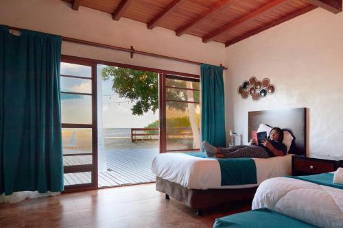 Hotel Isamar Galapagos Beachfrontにあるベッド