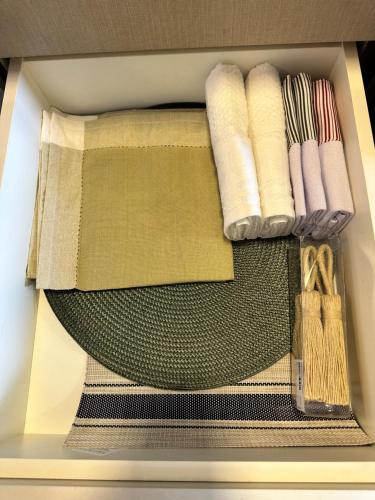 a box filled with different types of materials at Summit Flat, ótima localização, limpeza diária, academia e piscina in São José dos Campos