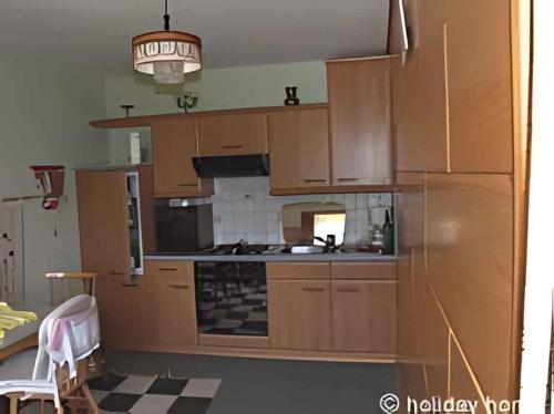 kuchnia z drewnianymi szafkami i kuchenką z piekarnikiem w obiekcie Apartment in Mölbling - Kärnten 69 