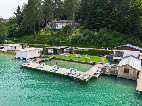 widok z lotu ptaka na dok z łabędziami na wodzie w obiekcie Dei Hotel Schönblick w mieście Velden am Wörthersee