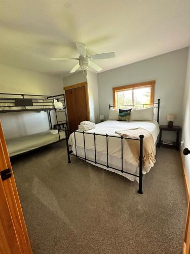 Ένα ή περισσότερα κρεβάτια σε δωμάτιο στο Cache Vista Ranch Estate - Sleeps 32, Teton Views