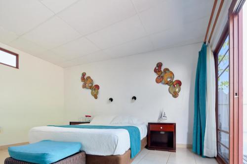 Hotel Isamar Galapagos Beachfrontにあるベッド