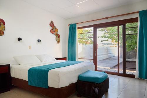 Hotel Isamar Galapagos Beachfrontにあるベッド