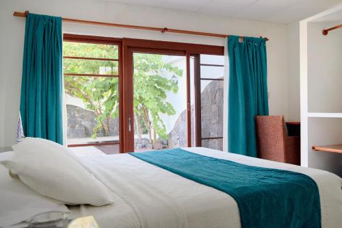 Hotel Isamar Galapagos Beachfrontにあるベッド