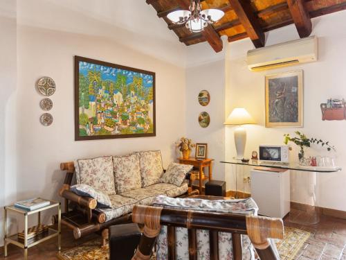 un soggiorno con un divano e un quadro sul muro di Nature hideaway in Deltebre for Families a Deltebre