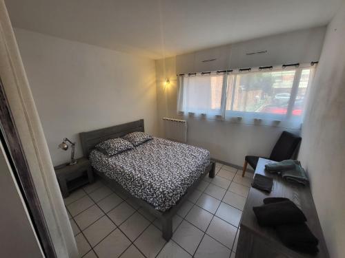 une petite chambre avec un lit et une fenêtre dans l'établissement Air conditioned appartment 270m from beach, à Saint-Raphaël