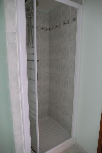 La salle de bains est pourvue d'une douche à l'italienne et d'une porte en verre. dans l'établissement Le Green de Bellême, à Bellême