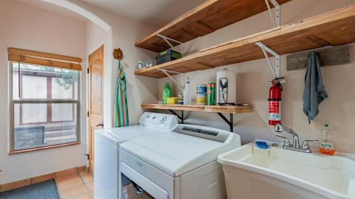 eine Waschküche mit Waschmaschine und Waschbecken in der Unterkunft Casa Bella Vista -Hot tub -Amazing Views -Fire Pit in Prescott
