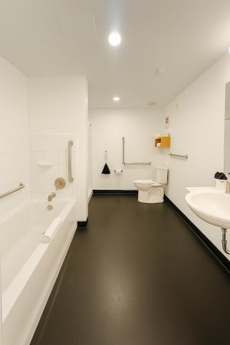 Ένα μπάνιο στο Raven Inn Whitehorse