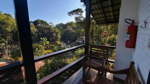a balcony with a bench and a fire extinguisher at Pousada Valle dos Pássaros in Penedo
