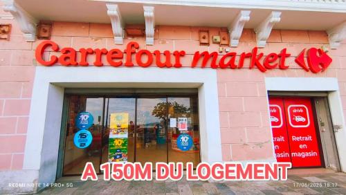 une devanture de magasin d'un marché de karadium avec une enseigne dessus dans l'établissement F3-50m from Trottel Beach - Wifi - Air Conditioning, à Ajaccio
