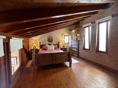 Ένα ή περισσότερα κρεβάτια σε δωμάτιο στο Open loft apartment in Alfambras - Amarelo