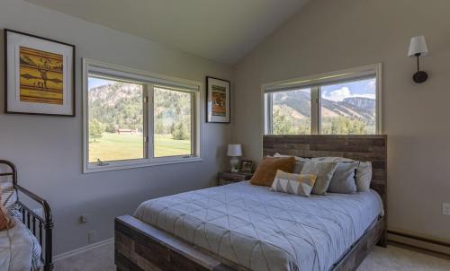 Postel nebo postele na pokoji v ubytování Cedar Creek Chalet - Snowmobilers Dream - Hot tub