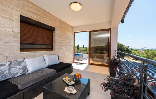 Μπαλκόνι ή βεράντα στο 4 Bedroom Gorgeous Apartment In Korlat