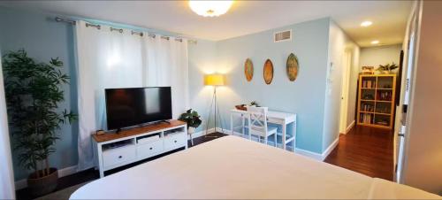 Gallery image of Romantic Tropical Retreat with a Private Hot Tub! in Long Beach