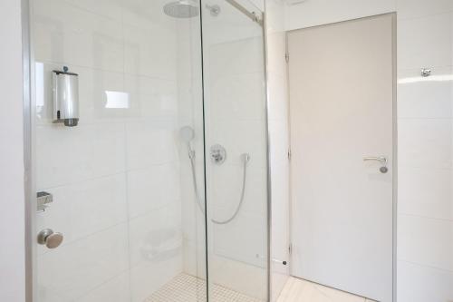 Un baño de La Porte des Alpes chambres d'hôtes