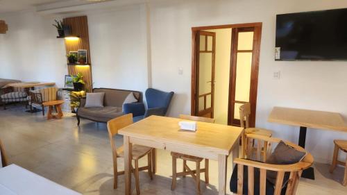 a living room with a table and chairs at Itzel in Picún Leufú