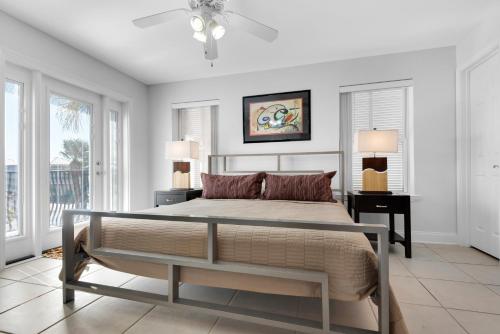 Ένα ή περισσότερα κρεβάτια σε δωμάτιο στο Pet Friendly! 5 BR/5.5 Bath Luxury~Private Pool~Cabana~Steps to Beach