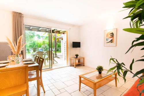 a living room with a desk and a table at Appartement 52 4-6 personnes plages à pied in Capbreton
