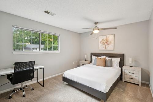 Ένα ή περισσότερα κρεβάτια σε δωμάτιο στο Kenridge Apartments 1950 I Spacious 2 Bed 2 Bath