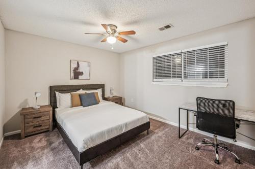 1 dormitorio con 1 cama, escritorio y ventilador en Kenridge Apartments 3135 I Comfy 2 Bed 2 Bath, en Decatur