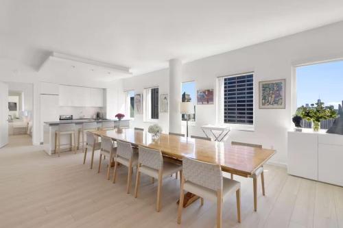 Кухня или мини-кухня в Manhattan Exclusive Apartment Midtown NYC Luxury Penthouse Sleeps 8
