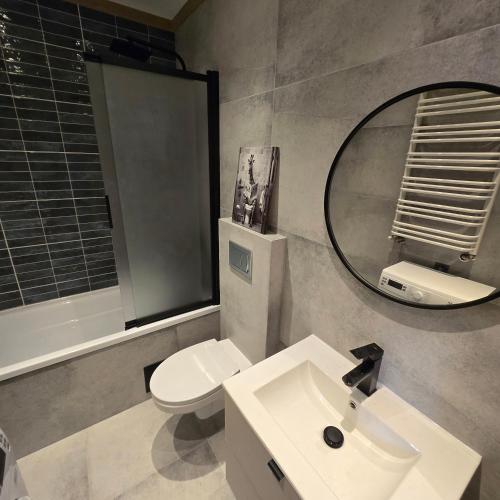 Koupelna v ubytování Apartament z kominkiem w starej kamiennicy