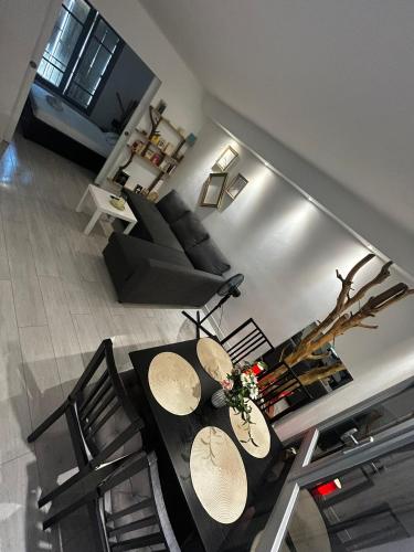 une vue aérienne d'un salon avec une table et des chaises dans l'établissement Arc & Peyrou Évasion, Montpellier, à Montpellier