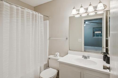 Ένα μπάνιο στο Kenridge Apartments 2430 I 2 Bed 2 Bath