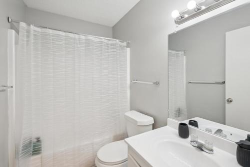 Ένα μπάνιο στο Kenridge Apartments 340 I Spacious 2 Bed 1 Bath