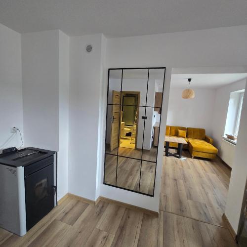 Ένα ή περισσότερα κρεβάτια σε δωμάτιο στο Apartament z kominkiem w starej kamiennicy