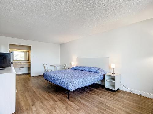 a bedroom with a bed and a television in it at Stayable Lakeland in Lakeland