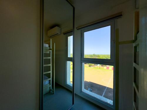 a mirror in a room with a window at Apartamento nuevo de 2 habitaciones cerca de Asunción 511 in Luque