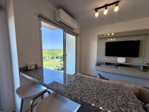 a living room with a counter and a tv and a couch at Apartamento nuevo de 2 habitaciones cerca de Asunción 511 in Luque