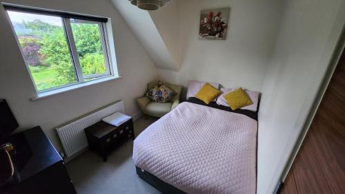Una cama o camas en una habitación de Room