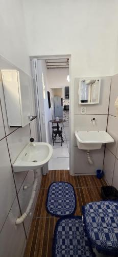 アハイアウ・ド・カボにあるSuite in Arraial do Caboのバスルーム(シンク、鏡、シンク付)