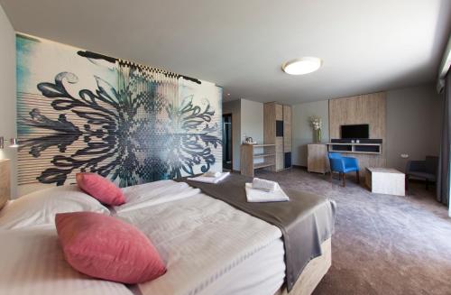 pokój hotelowy z łóżkiem z poduszkami w obiekcie Motel Kolo w mieście Buna