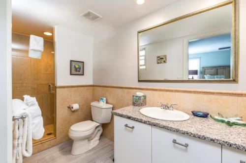 Bilik mandi di Modern Apartament beachfront the bight settlement Turks and Caicos Island