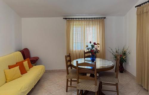 2 Bedroom Awesome Apartment In Okrug Gornji