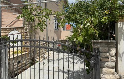 2 Bedroom Awesome Apartment In Okrug Gornji