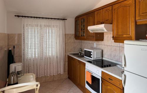 2 Bedroom Awesome Apartment In Okrug Gornji