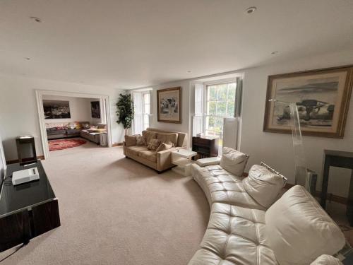 Televisyen dan/atau pusat hiburan di Spacious 6 bedroom retreat in Milford Haven