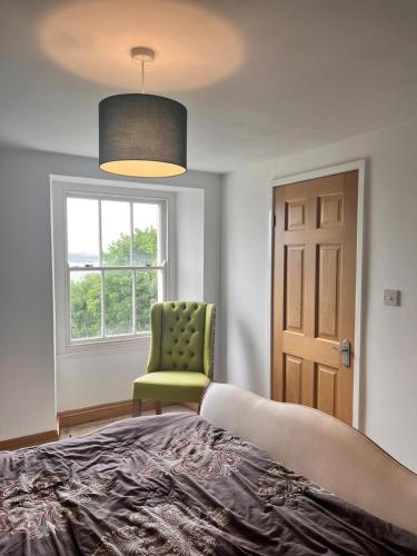 Katil atau katil-katil dalam bilik di Spacious 6 bedroom retreat in Milford Haven