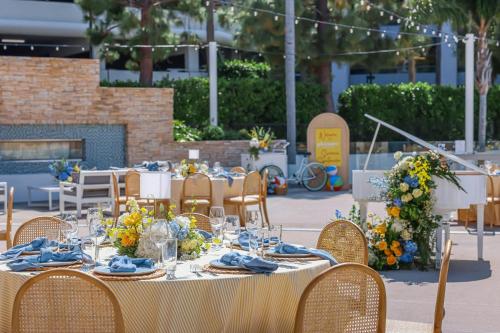 Ein Restaurant oder anderes Speiselokal in der Unterkunft Irvine Marriott 