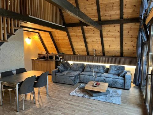 Posezení v ubytování A-frame Cernat