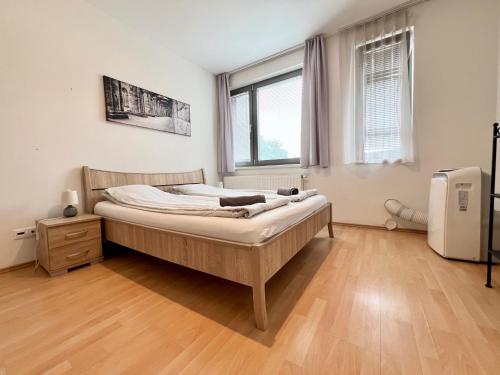1 dormitorio con cama, ventana y radiador en Budapest Citylink Aparthotel, en Budapest