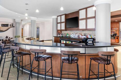 Ο χώρος του lounge ή του μπαρ στο Courtyard Reading Wyomissing